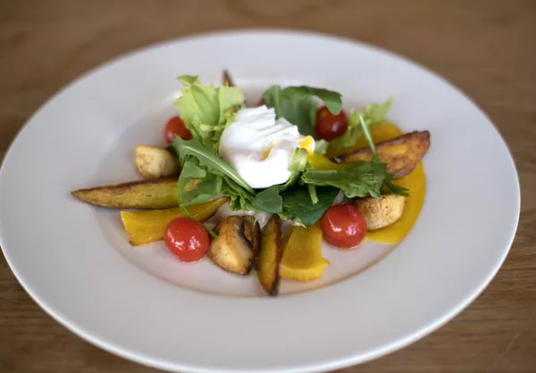 Una ensalada con hongos, patatas y рuevo escalfado en Green Cafe Una ensalada con hongos, patatas y рuevo escalfado en Green Cafe - Sputnik Mundo