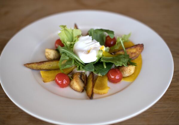 Una ensalada con hongos, patatas y рuevo escalfado en Green Cafe - Sputnik Mundo