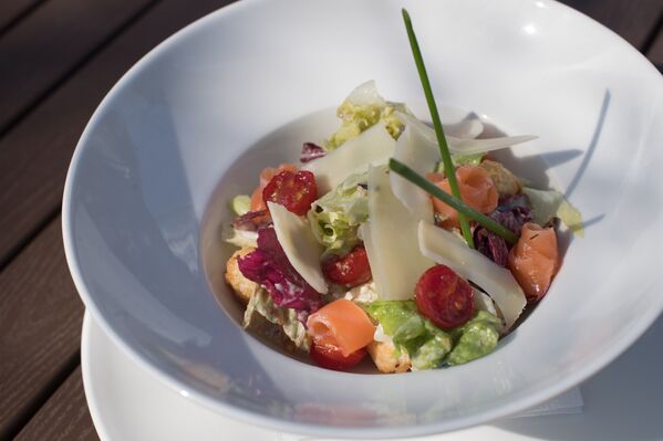 Ensalada con salmón en el restaurante Rostov-papá - Sputnik Mundo