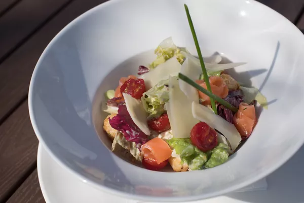 Ensalada con salmón en el restaurante Rostov-papá Ensalada con salmón en el restaurante Rostov-papá - Sputnik Mundo