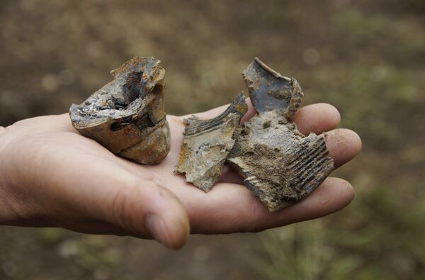 Fragmentos de un proyectil lanzado por la artillería de las Fuerzas Armadas de Ucrania en la aldea de Kalinovo, región de Lugansk, 20 de mayo de 2018 - Sputnik Mundo