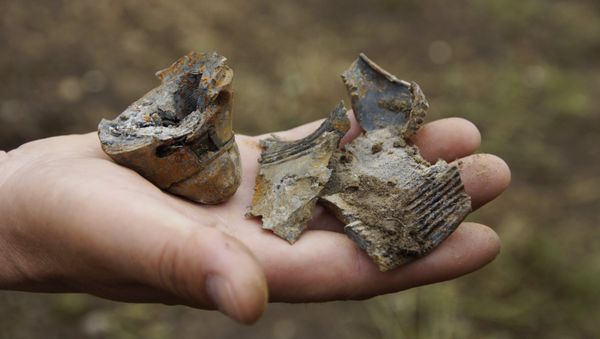 Fragmentos de un proyectil lanzado por la artillería de las Fuerzas Armadas de Ucrania en la aldea de Kalinovo, región de Lugansk, 20 de mayo de 2018 Fragmentos de un proyectil lanzado por la artillería de las Fuerzas Armadas de Ucrania en la aldea de Kalinovo, región de Lugansk, 20 de mayo de 2018 - Sputnik Mundo