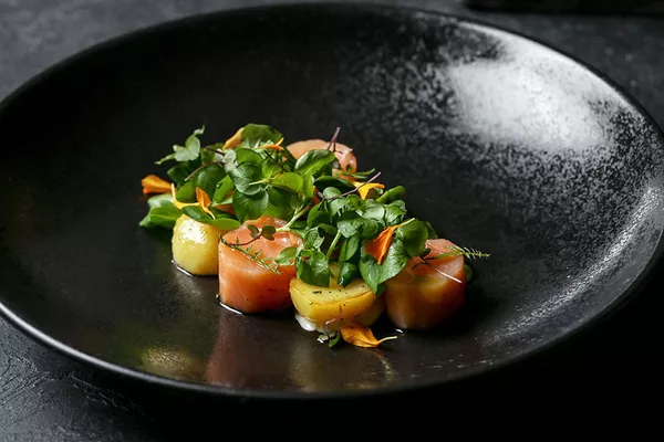 Salmón ahumado con papas confitadas en hierbas del Cáucaso y alioli de eneldo en el restaurante Barán-Rapán Salmón ahumado con papas confitadas en hierbas del Cáucaso y alioli de eneldo en el restaurante Barán-Rapán - Sputnik Mundo