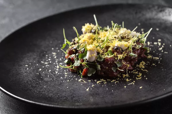Tartar de ternera con crema de ajo negro, helado de parmesano y yema de huevo ahumada en el restaurante Barán-Rapán Tartar de ternera con crema de ajo negro, helado de parmesano y yema de huevo ahumada en el restaurante Barán-Rapán - Sputnik Mundo