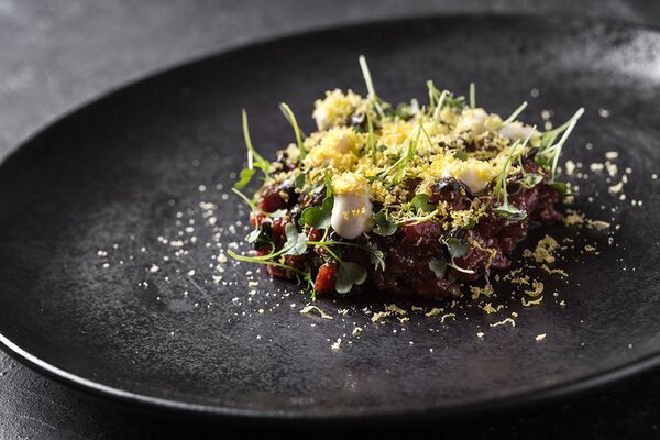 Tartar de ternera con crema de ajo negro, helado de parmesano y yema de huevo ahumada en el restaurante Barán-Rapán Tartar de ternera con crema de ajo negro, helado de parmesano y yema de huevo ahumada en el restaurante Barán-Rapán - Sputnik Mundo