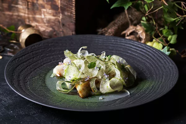 Bacalao silvestre con hinojo anisado, salsa de miso y manzana de menta en el restaurante Barán-Rapán Bacalao silvestre con hinojo anisado, salsa de miso y manzana de menta en el restaurante Barán-Rapán - Sputnik Mundo