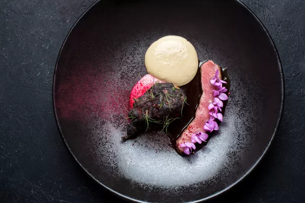 Espina de cordero con alcachofa ahumada y mousse de trufa en el restaurante Barán-Rapán Espina de cordero con alcachofa ahumada y mousse de trufa en el restaurante Barán-Rapán - Sputnik Mundo