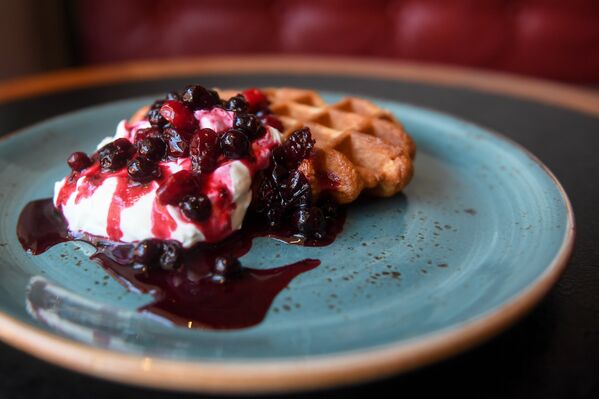 Gofres con nata y mermelada de bayas en la hamburguesería Buró - Sputnik Mundo