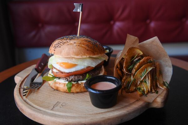 Hamburguesa en la hamburguesería Buró en San Petersburgo - Sputnik Mundo