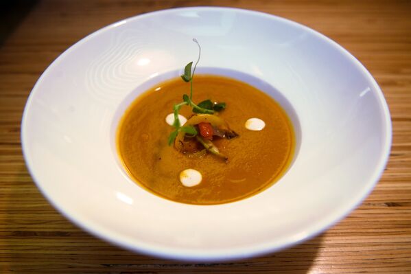 Сrema de verduras al horno con tomates secos en la cafetería Ukrop - Sputnik Mundo