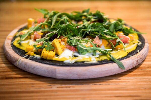 Pizza de masa negra en la cafetería Ukrop - Sputnik Mundo