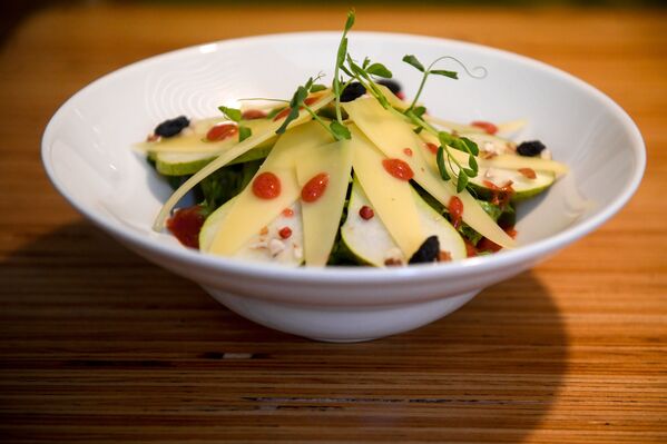 Ensalada con pera y parmesano en la cafetería Ukrop - Sputnik Mundo