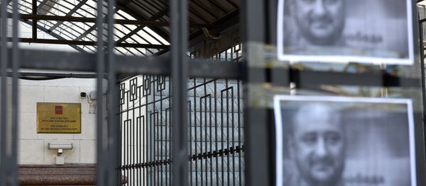 Los retratos del periodista ruso Arkadi Bábchenko, asesinado en Kiev, Ucrania - Sputnik Mundo