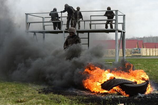 Así compiten los militares rusos por ganarse el honor de lucir la boina roja - Sputnik Mundo