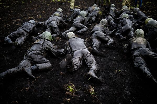 Así compiten los militares rusos por ganarse el honor de lucir la boina roja - Sputnik Mundo