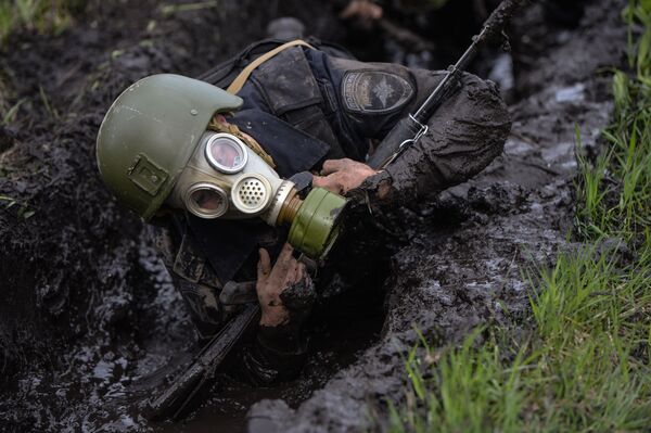 Así compiten los militares rusos por ganarse el honor de lucir la boina roja - Sputnik Mundo