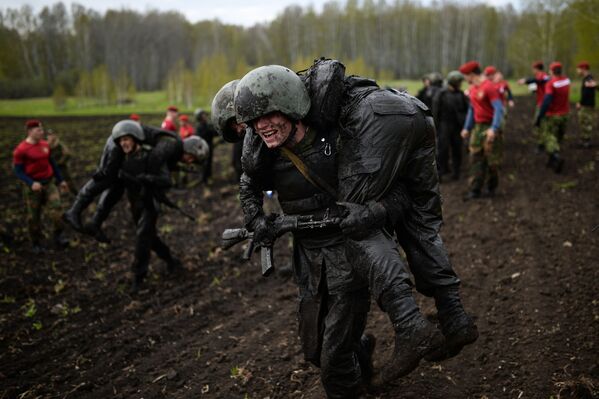 Así compiten los militares rusos por ganarse el honor de lucir la boina roja - Sputnik Mundo