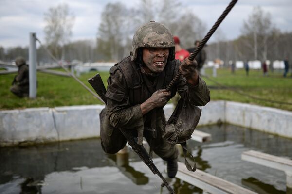 Así compiten los militares rusos por ganarse el honor de lucir la boina roja - Sputnik Mundo