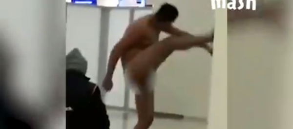 Un mejicano desnudo baila Cancán en Moscú - Sputnik Mundo