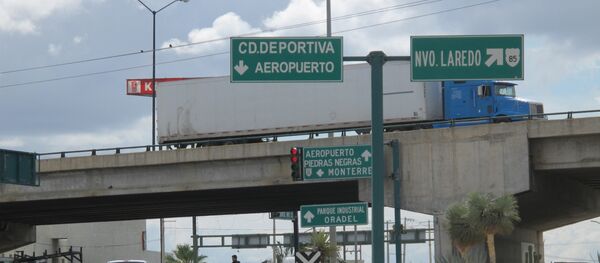 Un señal de tráfico con indicación a Nuevo Laredo, México - Sputnik Mundo