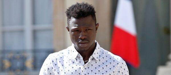 Mamoudou Gassama, un malí indocumentado aclamado como un héroe en Francia - Sputnik Mundo