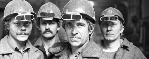 Obreros de una fábrica de producción de acero en Ucrania (archivo, imagen referencial) Obreros de una fábrica de producción de acero en Ucrania (archivo, imagen referencial) - Sputnik Mundo