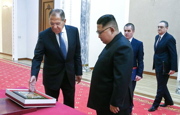 Serguéi Lavrov muestra el estuche para los 'secretos' de Kim Jong-un - Sputnik Mundo