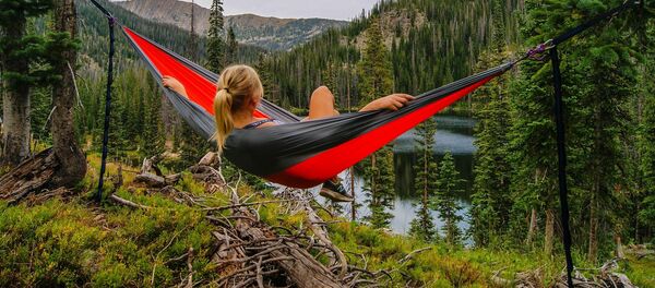 Una mujer descansando - Sputnik Mundo