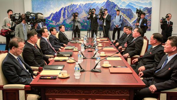 El encuentro en Panmunjom El encuentro en Panmunjom - Sputnik Mundo
