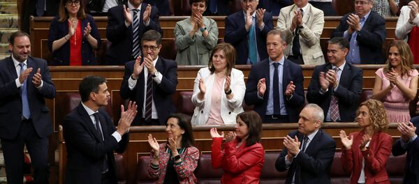 Pedro Sánchez, secretario general del PSOE, rodeado de su partido - Sputnik Mundo