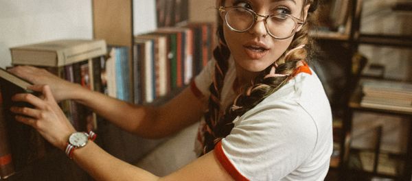 Una joven con gafas, imagen referencial - Sputnik Mundo