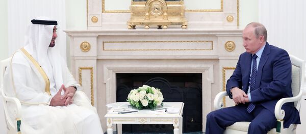 Mohammed Al Nahyan, el príncipe heredero de Abu Dabi, y Vladímir Putin, el presidente de Rusia - Sputnik Mundo