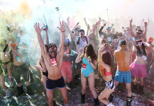 El Festival del bikini en la estación de esquí de Hibiny en la ciudad de Kírovsk. Más de 200 esquiadores participaron en el festival. Después de la bajada los organizadores del evento organizaron una discoteca. - Sputnik Mundo