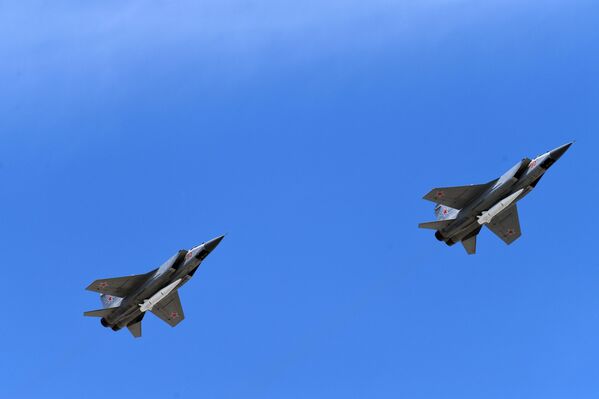 Cazas polivalentes Mig-31 portando misiles hipersónicos Kinzhal durante el desfile militar dedicado al 73 aniversario de la victoria en la Gran Guerra Patria contra la Alemania nazi entre 1941 y 1945. - Sputnik Mundo