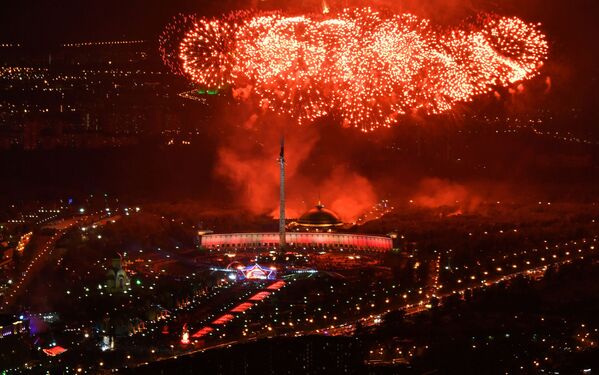 Fuegos artificiales durante la celebración del Día de la Victoria en la colina Poklónnaya en Moscú. - Sputnik Mundo