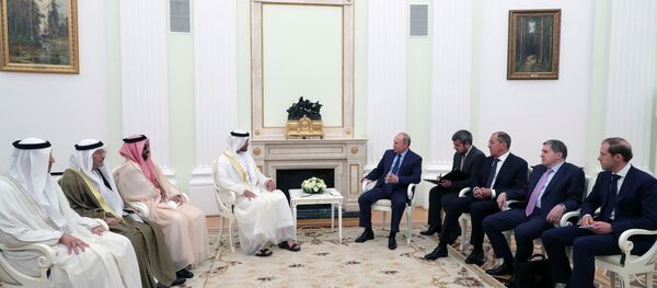 El príncipe heredero de Abu Dabi, Mohammed Nahyan y el presidente de Rusia, Vladímir Putin - Sputnik Mundo