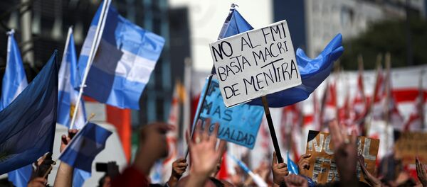 Una protesta contra las negociaciones del Gobierno argentino con el Fondo Monetario Internacional - Sputnik Mundo