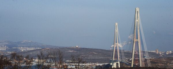 El puente Russki en la ciudad de Vladivostok - Sputnik Mundo