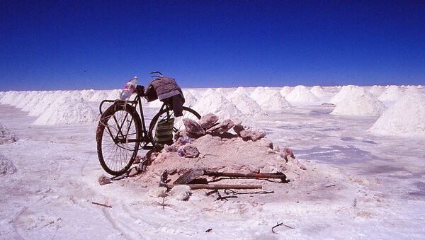 Bicicleta en el salar de Uyuni - Sputnik Mundo