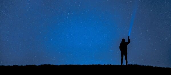 Una persona mirando hacia el cielo - Sputnik Mundo