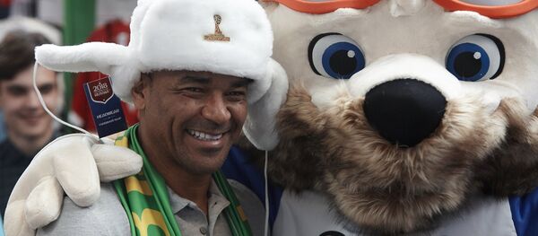 El exfutbolista brasileño Cafu y Zabivaka, la mascota del Mundial de Rusia El exfutbolista brasileño Cafu y Zabivaka, la mascota del Mundial de Rusia - Sputnik Mundo