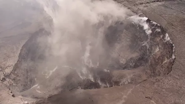 El enorme cráter del volcán Kilauea a vista de pájaro - Sputnik Mundo