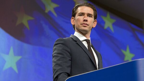 Canciller de Austria, Sebastian Kurz, y la bandera de la UE - Sputnik Mundo