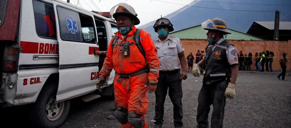Bomberos guatemaltecos después de la erupción del volcán de Fuego en San Juan Alotenango - Sputnik Mundo