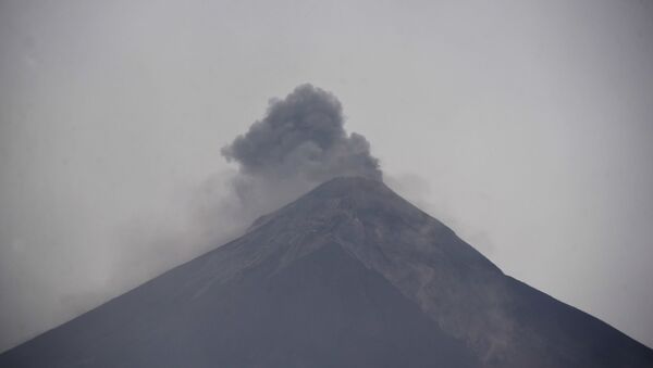 El volcán de Fuego en Guatemala - Sputnik Mundo