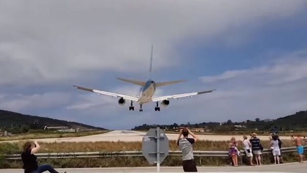 El flujo de la turbina de un avión 'hace levitar' a un turista - Sputnik Mundo