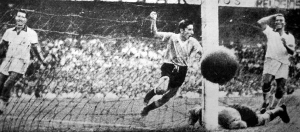 El futbolista uruguayo, Alcides Ghiggia, marca un gol durante el Mundial de 1950 - Sputnik Mundo