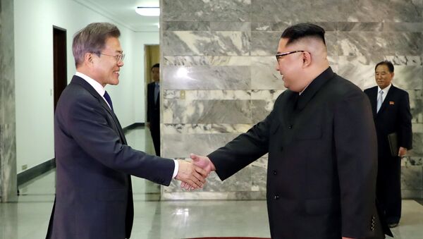 Presidente de Corea del Sur, Moon Jae-in, y líder de Corea del Norte, Kim Jong-un - Sputnik Mundo