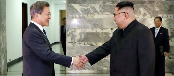 Presidente de Corea del Sur, Moon Jae-in, y líder de Corea del Norte, Kim Jong-un - Sputnik Mundo