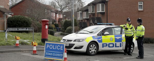 Policía británica cerca de la casa de Serguéi Skripal, Salisbury, Reino Unido (archivo) - Sputnik Mundo